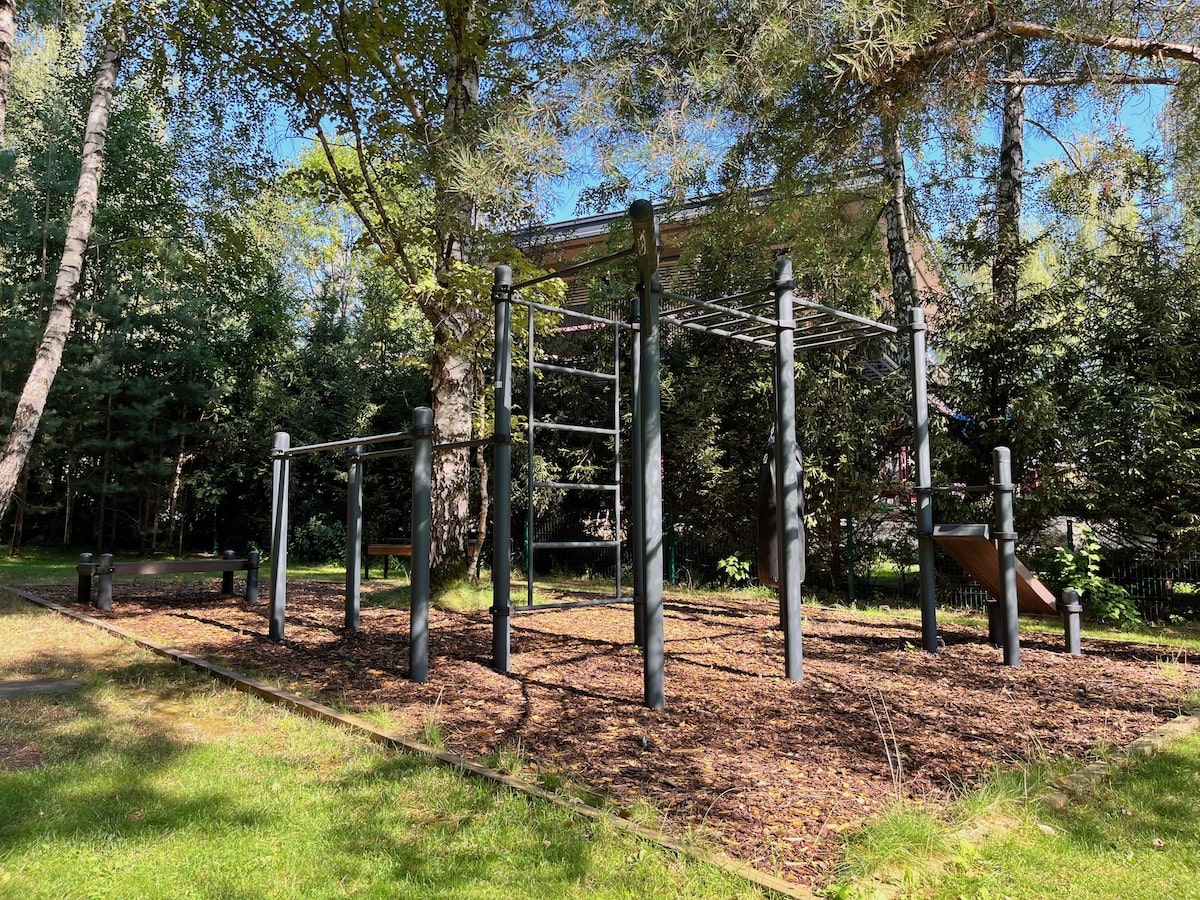 Экологичная воркаут площадка во дворе загородного дома: как мы сохранили корни деревьев