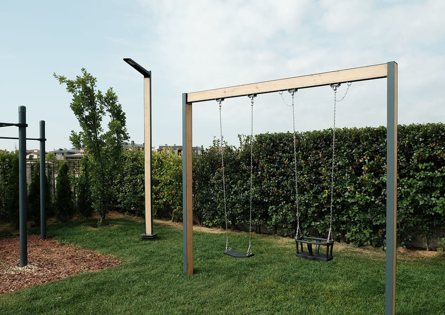 Качели, фонари