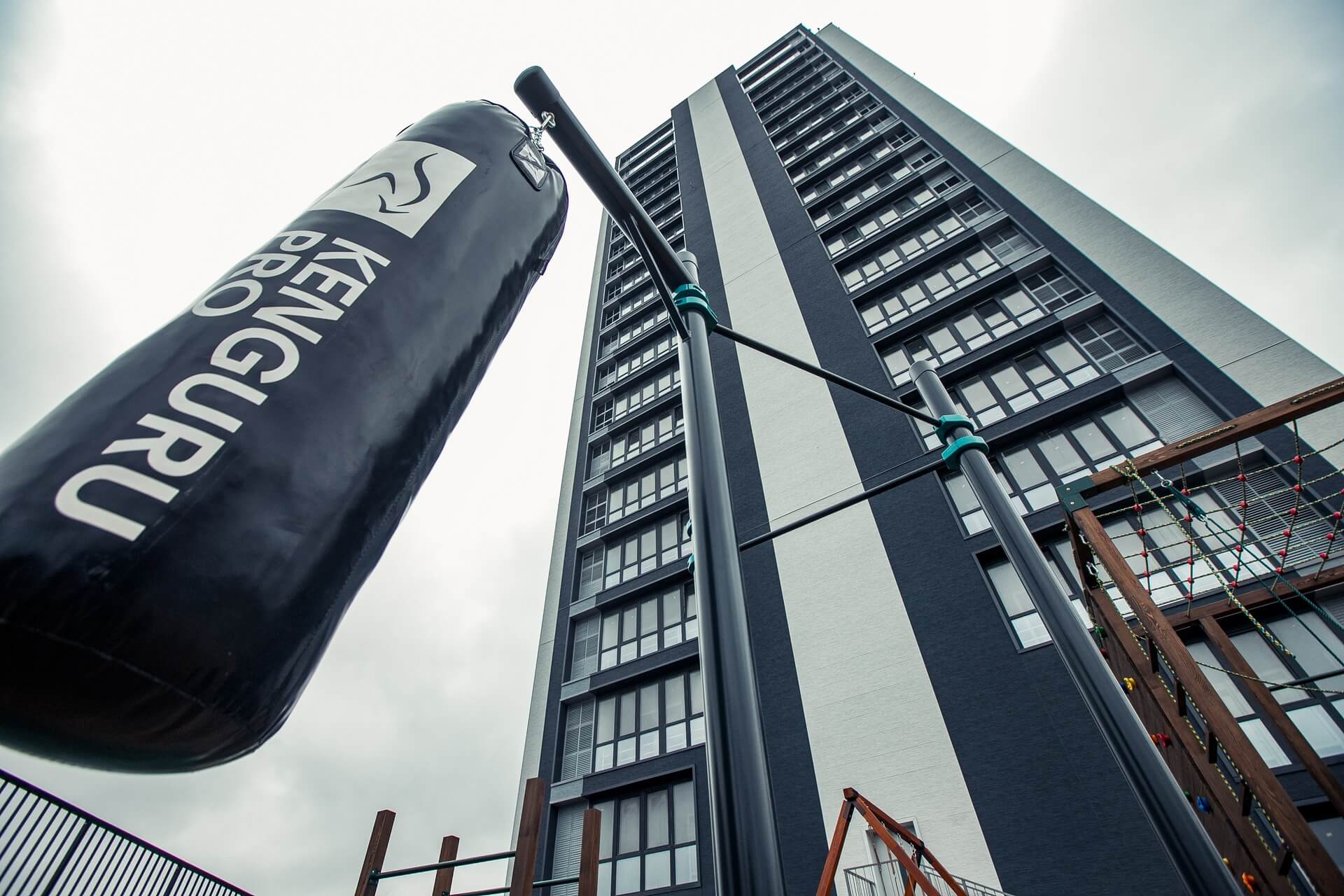 Воркаут площадка на крыше жилого дома во Владивостоке