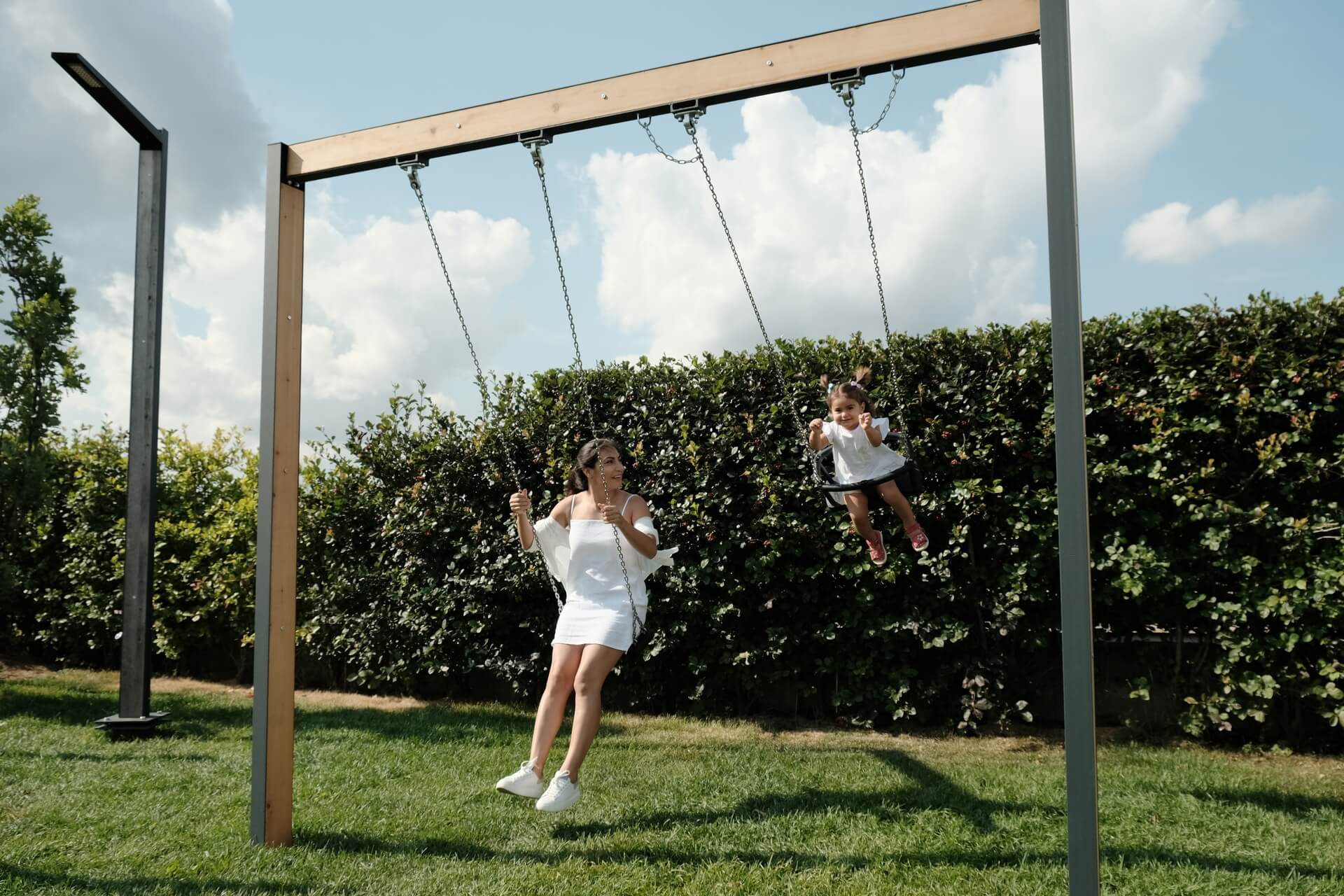 Почему мы не красим дерево для фонарей и качелей