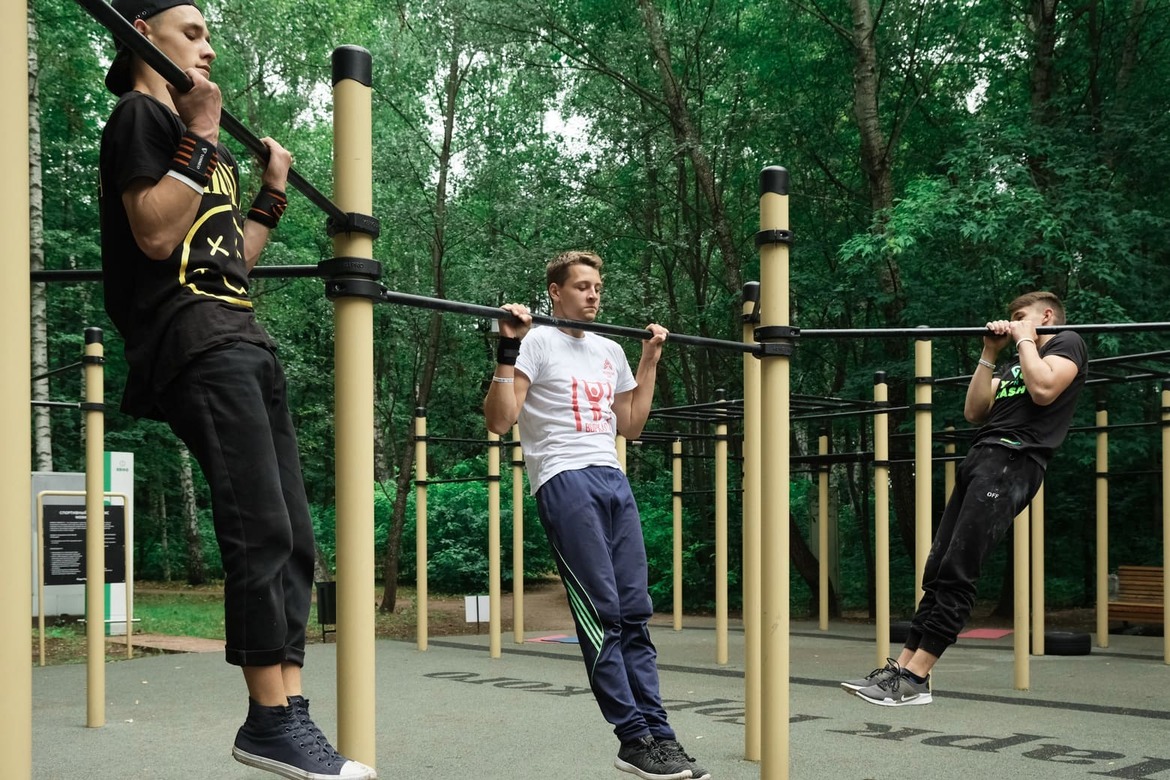 Силовые упражнения на турнике: от начинающих до опытных