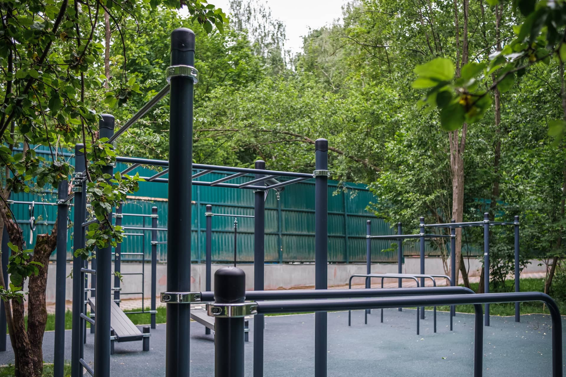 Площадка для стритбола и воркаута во дворе загородного дома