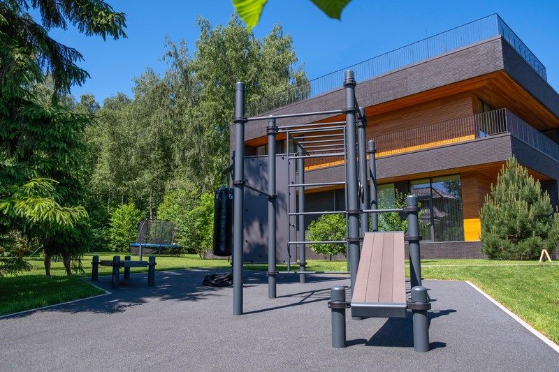 Изменили стандартный проект под запрос клиента и сделали эксклюзивную площадку для воркаута во дворе частного дома